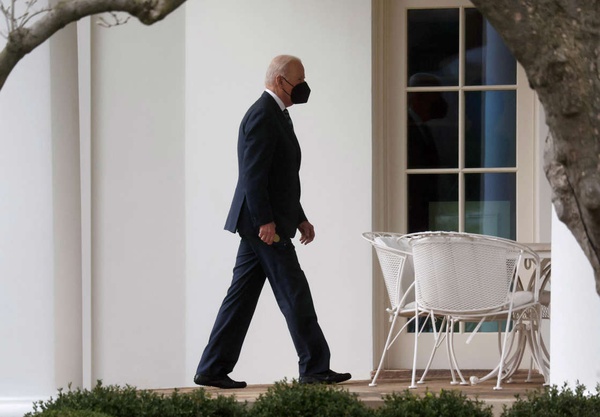 Presidente dos EUA, Joe Biden, entrando na Casa Branca em Washington.