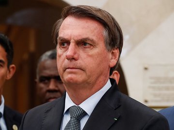 Bolsonaro deixa hospital após passar noite internado devido 'desconforto' no abdômen