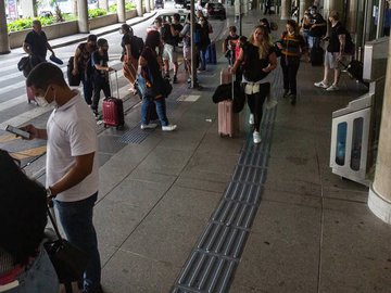 Motoristas irregulares fingem ser táxi ou Uber para ‘pescar’ passageiros na saída de aeroportos