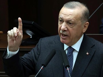 Presidente turco e líder do Partido da Justiça e Desenvolvimento (Partido AK), Recep Tayyip Erdogan, discursa durante uma reunião do grupo parlamentar do partido na Grande Assembleia Nacional da Turqu