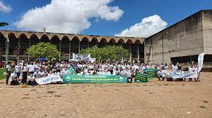 Enfermeiros protestam em Teresina e em cinco cidades contra suspensão de piso salarial