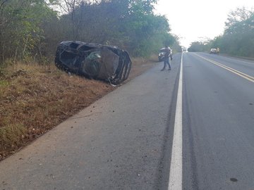 Homem capota veículo ao tentar ultrapassar caminhão na BR-343