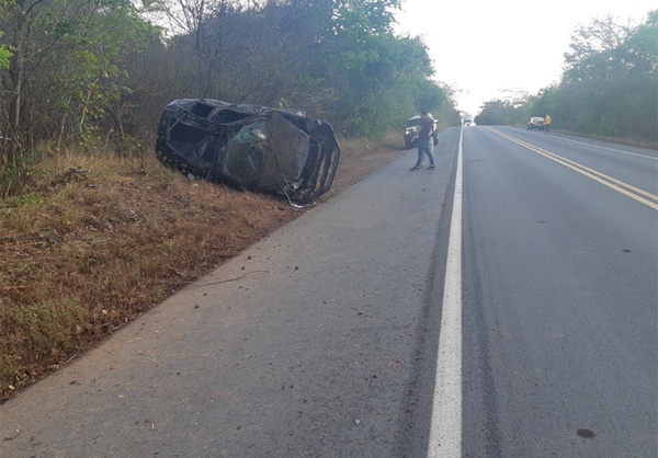 Homem capota veículo ao tentar ultrapassar caminhão na BR-343