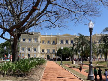 Jardim e fachada do Museu Nacional recuperados após o quatro anos do incêndio