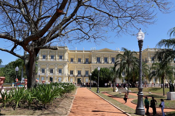 Jardim e fachada do Museu Nacional recuperados após o quatro anos do incêndio