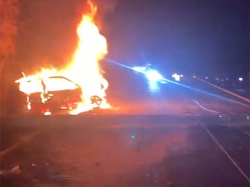 Motorista sofre queimaduras após colidir carro em poste e veículo incendiar em Teresina