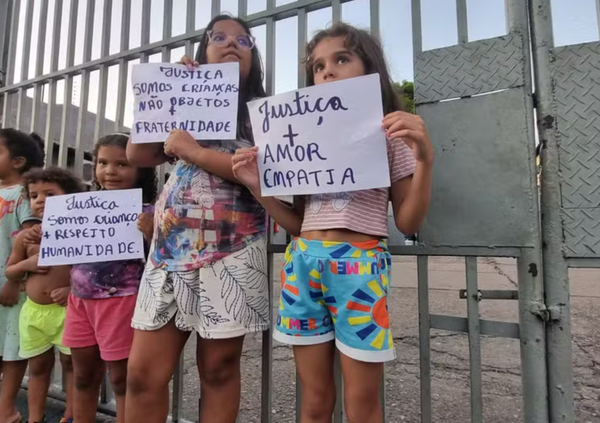 Família e vizinhos de bebê morto eletrocutado em placa de iluminação fazem protesto, em Teresina