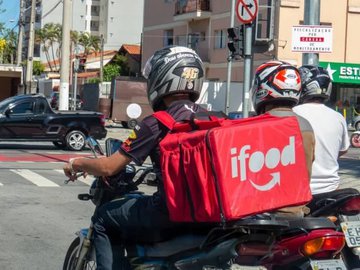 O iFood terá que registrar formalmente seus entregadores, conforme decisão do TRT2