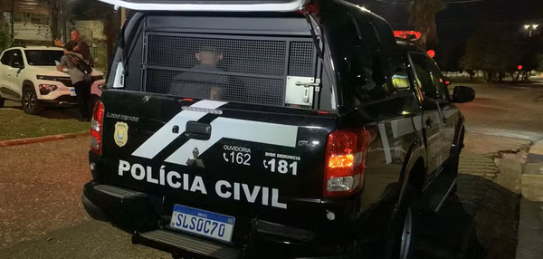 Suspeito de participar de assalto em que PM foi baleado e assaltante morreu se entrega à polícia