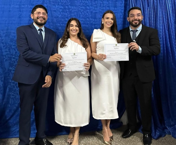 Vice-prefeito eleito Darllan Barros (esq.) e o prefeito eleito Francisco Emanuel (dir.) ao lado de suas esposas