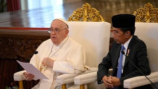 O Papa com o presidente da Indonésia, Joko Widodo