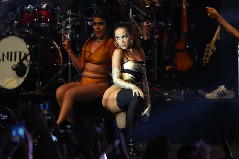 Anitta Faz Show Com Plateia De Famosos No Rio Portal Rg 6774